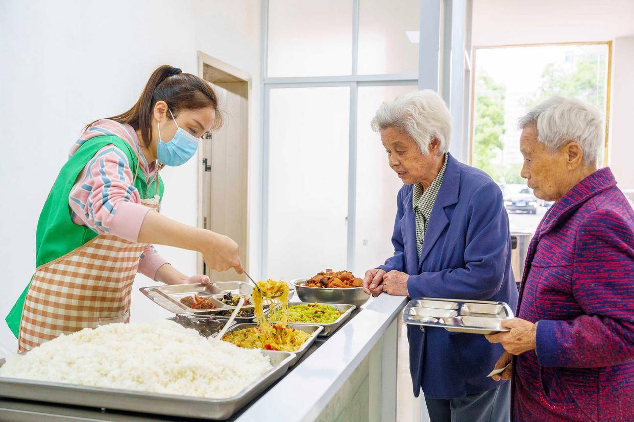 社區(qū)食堂大受追捧，年輕人為老年餐桌帶來新可能